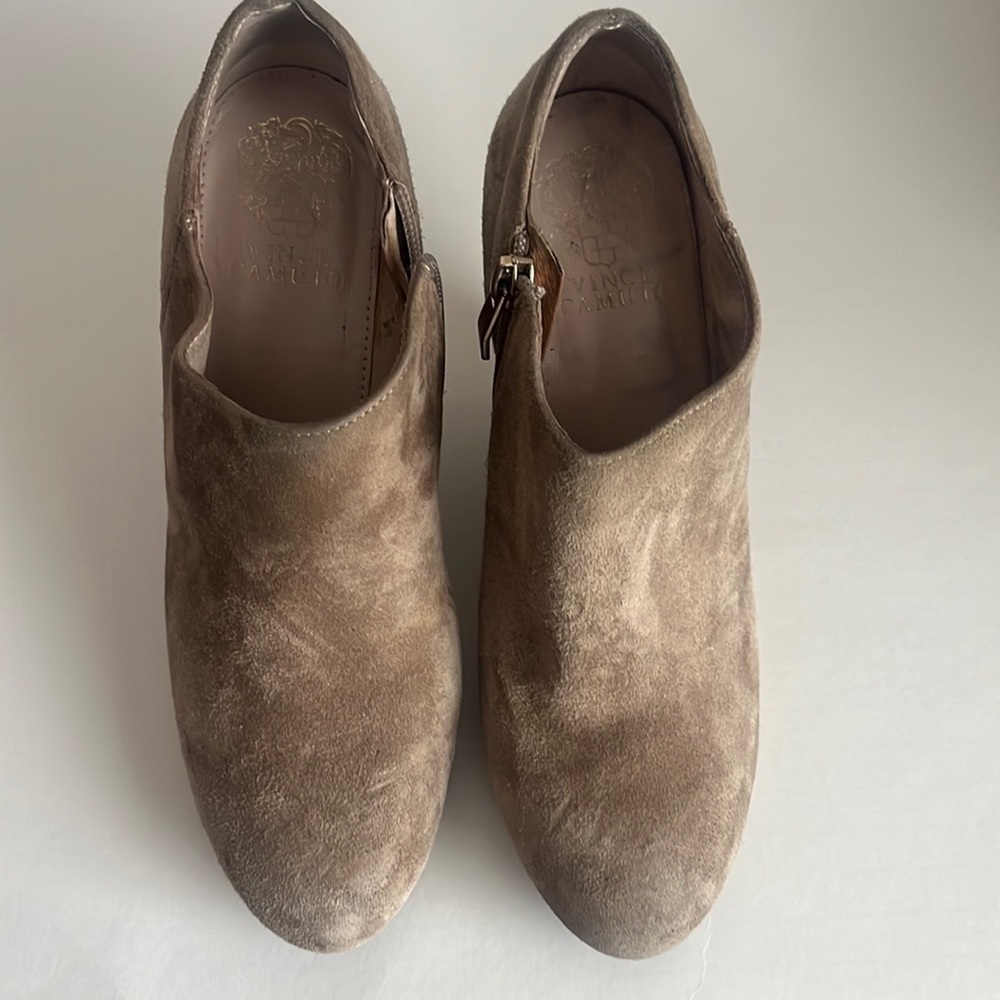 Vince camuto ankle suede booties size 7.5